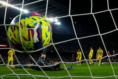 El guardameta argentino del Cádiz, Jeremías Ledesma, tras encajar un gol durante el encuentro frente al FC Barcelona en el estadio del Camp Nou, en Barcelona.