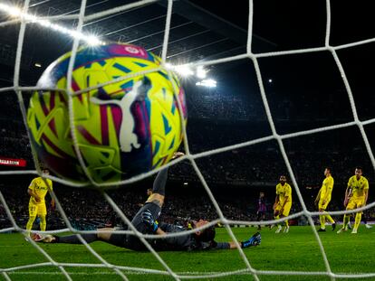 El guardameta argentino del Cádiz, Jeremías Ledesma, tras encajar un gol durante el encuentro frente al FC Barcelona en el estadio del Camp Nou, en Barcelona.