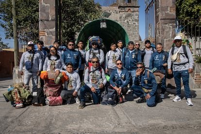 Entre las diversas peregrinaciones que salen de todos los estados, los peregrinos del Barrio de Santo Domingo, ubicado en el corazón de Puebla, recorren anualmente más de 130  kilómetros para llegar a la Basílica de Guadalupe. Los vecinos de este barrio han consolidado una familia alrededor de esta manda de fe que trasciende generaciones, pues José Roberto León 'El Meco', el más grande del barrio que ha caminado por El Paso de Cortés  por más de 40 años, acompaña a los más jóvenes que no llevan más de un año. Uno de los parajes más conocidos de las peregrinaciones es el Paso de Cortés, la brecha que existe entre los volcanes Popocatépetl e Iztaccíhuatl, más de 30 kilómetros de cerro, para cruzar de Puebla al Estado de México.