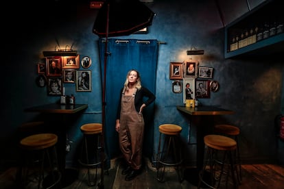 Nina, cantante de Morgan, en el bar Gato, en el barrio madrileño de Malasaña.