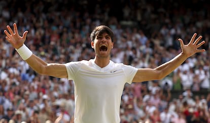 Alcaraz celebra su victoria ante Djokovic, este domingo en Wimbledon. 