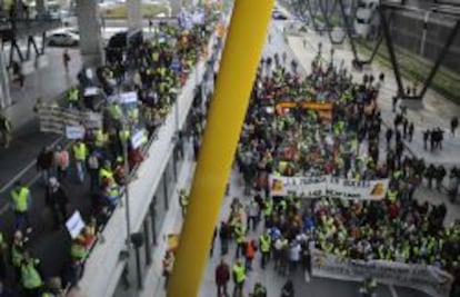 Trabajadores de Iberia concentrados en el aeropuerto de Barajas