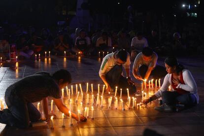 Activistas indonesios asisten a una vigilia en solidaridad con las víctimas de violencia sexual en mayo de 2016 en Yakarta, Indonesia.