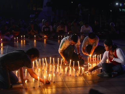 Activistas indonesios asisten a una vigilia en solidaridad con las v&iacute;ctimas de violencia sexual en mayo de 2016 en Yakarta, Indonesia. 