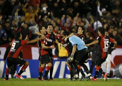 Los jugadores de Newell's Old Boys celebran la victoria ante Boca Juniors