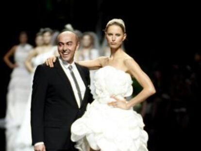 El diseñador Manuel Mota y la modelo Karolina Kurkuva tras el desfile de la firma Pronovias.