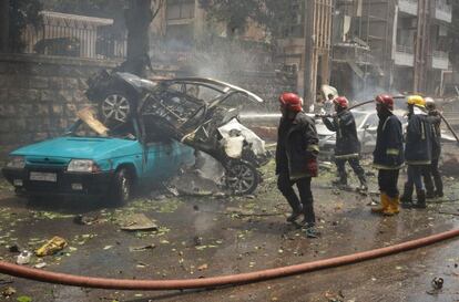 Personal de emergencia intenta apagar el fuego causado por el bombardeo en el hospital Al Dabit, en Alepo.