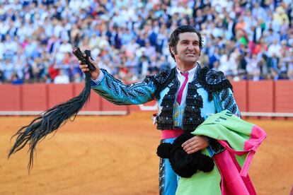 Morante de la Puebla, con las dos orejas y el rabo del cuarto toro de la tarde.