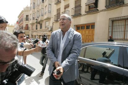 Enrique Ortiz, a su llegada a los juzgados de Orihuela para declarar por el <i>caso Brugal</i>.