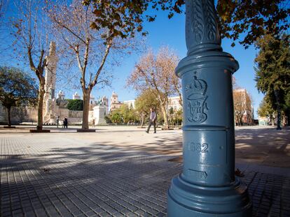 Una de las farolas fernandinas con el anagrama de Fernando VII, instaladas en el entorno del Monumento de las Cortes, en la plaza de España de Cádiz.