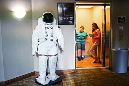 Motel en Cocoa Beach, donde una estatua de un astronauta decora un pasillo del establecimiento.