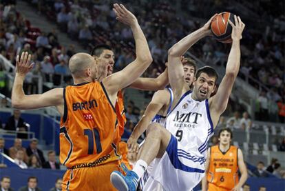 Felipe Reyes protege el balón ante Barton.