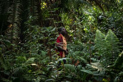  Godfrey Tibesigwa, vecino de la aldea de Kikube, en Uganda, ayuda a las ONG locales como vigilante de los bosques tropicales. 