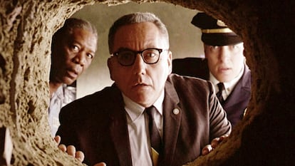 Desde la izquierda, Morgan Freeman, Bob Gunton y Clancy Brown miran a través del agujero por el que ha huido Tim Robbins en 'Cadena perpetua'