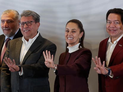 Claudia Sheinbaum, acompañada por Adán Augusto López, Ricardo Monreal y Mario Delgado, saludan al termino de una rueda de prensa, en Ciudad de México, el 6 de febrero de 2024.