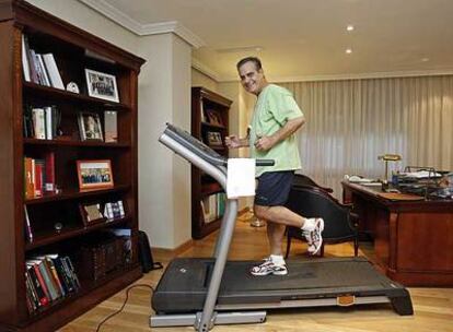 El ministro Corbacho, fotografiado el miércoles en su casa, en plena vena deportiva.