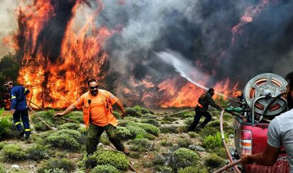 Bomberos y voluntarios, en Atenas.