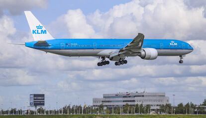 Un avión de KLM aterriza en el aeropuerto de Schiphol.
