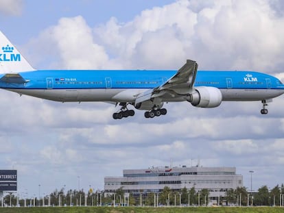 Un avión de KLM aterriza en el aeropuerto de Schiphol.