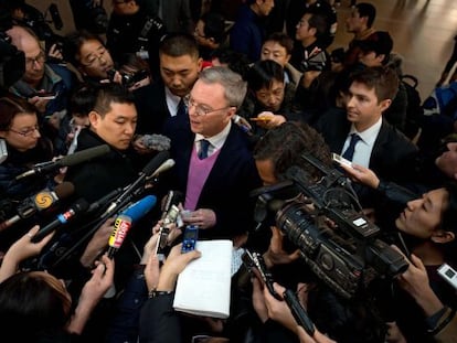 El presidente de Google, a su llegada a Pekín desde Pyongyang.