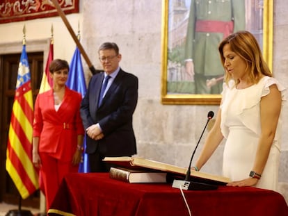 La nueva delegada del Gobierno en la Comunidad Valenciana, Pilar Bernabé, en la toma de posesión del cargo. Al fondo, el presidente Ximo Puig y la ministra portavoz del Gobierno, Isabel Rodríguez.
