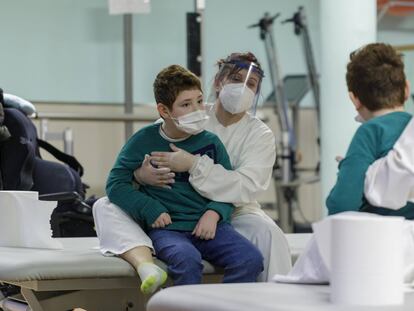 Un día con Adrián, un niño con parálisis cerebral causada por una negligencia médica