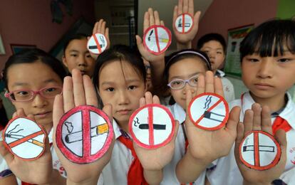 Estudiantes chinas con señales de prohibido fumar en un colegio en Handan.