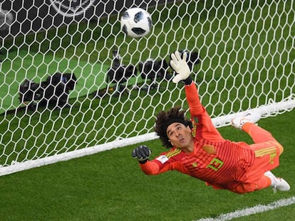 Ochoa faz uma defesa no jogo contra a Suécia.