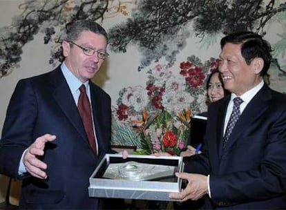 Ruiz-Gallardón, durante la reunión con el presidente del Comité Organizador de los Juegos Olímpicos de Pekín 2008, Liu Qi.