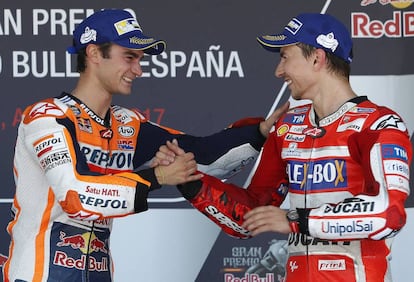 Dani Pedrosa y Jorge Lorenzo, en el podio tras lograr la primera, y tercera posición, en el Gran Premio de España.