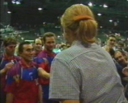The infanta shakes hands with Urdangarin at the Olympic Games in Atlanta in 1996. This is the first photograph of them together.