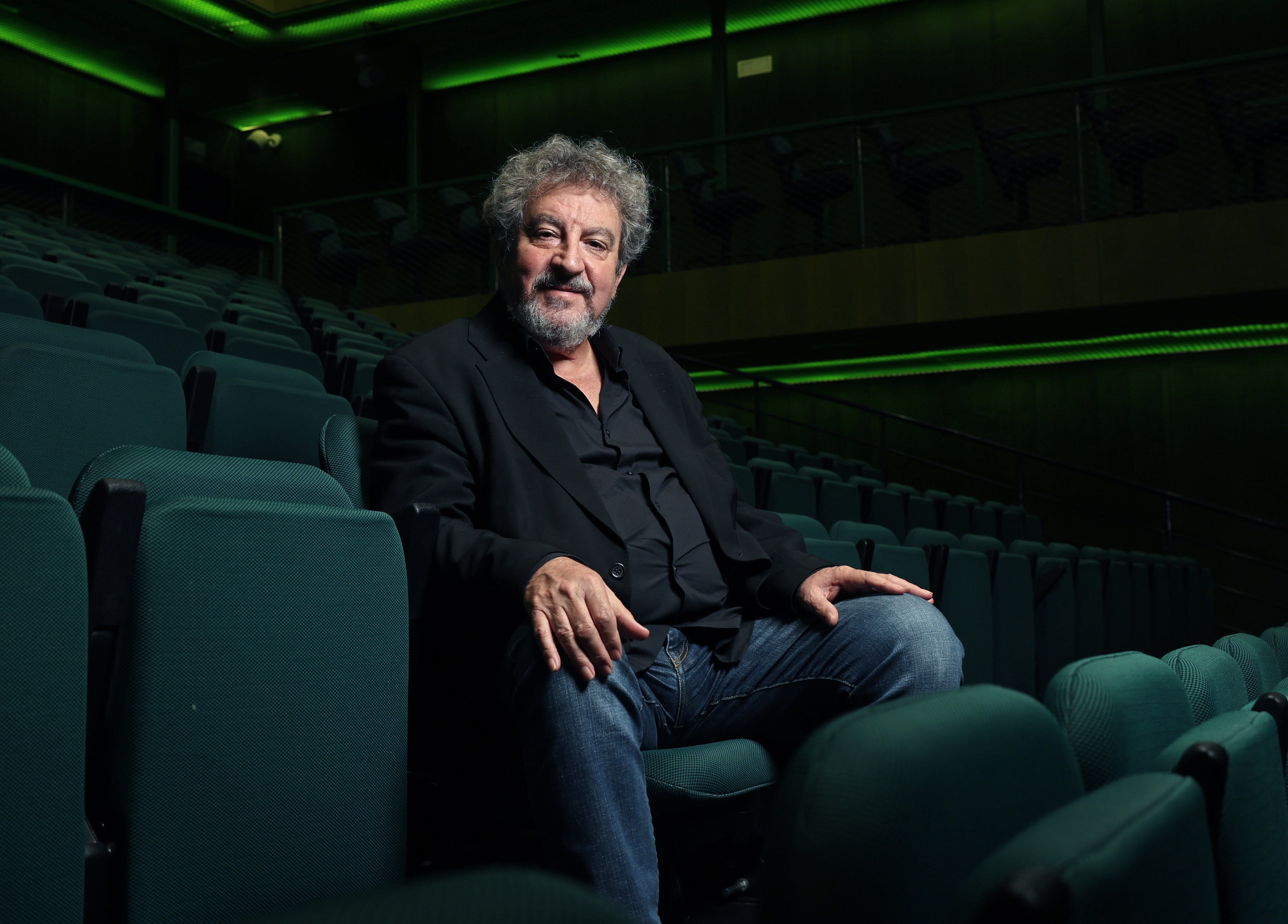 Juan Gómez Cornejo, iluminador de teatro, en la Sala Verde de los Teatros del Canal.