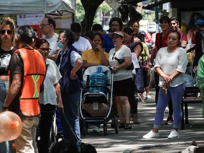 Vecinos de la alcaldía Benito Juárez hacen fila para abastecerse de agua, el 16 de abril.