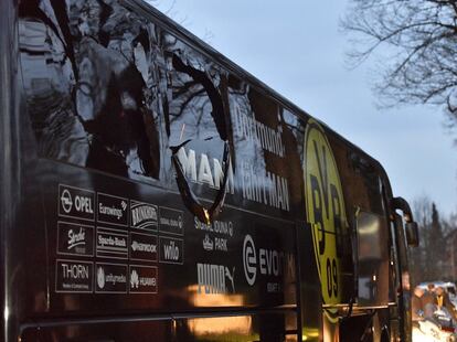 Una ventana dañada debido al ataque que ha sufrido el autobús del Borussia de Dortmund antes de jugar el partido de ida de cuartos de final de la Champions League frente al Mónaco