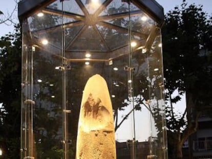 El menhir de Mollet, localizado en 2009, en su ubicación actual.