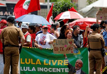 Manifestantes pedem a libertação de Lula ao lado da sede da Polícia Federal em Curitiba. 