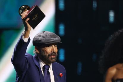 Juan Luis Guerra, con el Grammy Latino a mejor álbum del año por 'Radio Güira', en los Latin Grammy celebrados el 14 de noviembre en Miami, Florida.