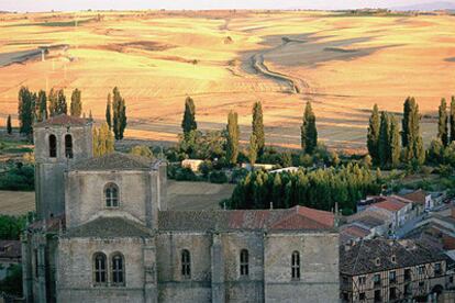 La iglesia de Santa Ana, del siglo XVI, impresiona por su altura y domina sobre el caserío medieval y los campos de Peñaranda de Duero, en Burgos.