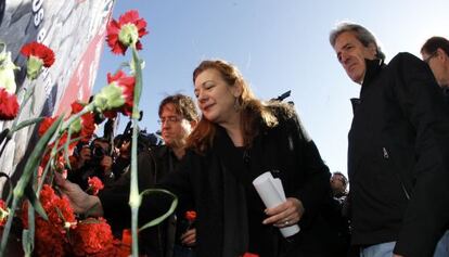 Pilar Manjón deposita flores en la estación Atocha.