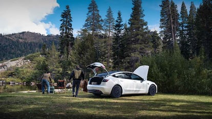 Coche de Tesla en el campo