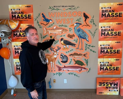 Brian Masse, miembro del parlamento federal por el distrito de Windsor, el pasado 1 de abril en el cuartel general de su campaña.