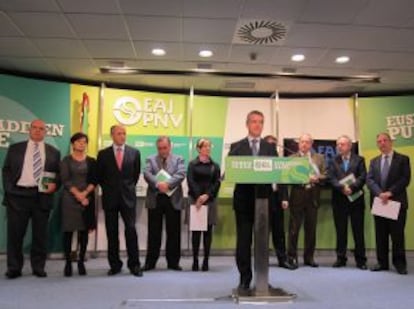 Urkullu con diputados y senadores electos del PNV.