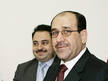El primer ministro británico Gordon Brown (i) da la mano a su homólogo iraquí Nuri al Maliki