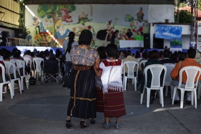 Una madre y sus hijas asisten al acto con motivo del Día Internacional por la No Violencia contra la Mujer que se celebra en la ciudad de Panajachel.