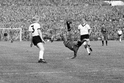 20 de julio de 1966. Chilena de Amaro Amancio en presencia de Karl Heinz Schnellinger (izquierda) y Horst Dieter Höttges en el partido contra Alemania. España había perdido el primer partido de la primera ronda ante Argentina (2-1), ganado ante Suiza (2-1) y vuelto a perder esta vez ante Alemania Occidental (2-1). La renovada selección dirigida por José Villalonga, con Pirri, Sanchís, Amancio más Iríbar, se iba con una sola victoria.