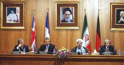 De izquierda a derecha, el británico Jack Straw, el francés Dominque de Villepin, el iraní Hasan Rouhani y el alemán Joschka Fischer, ayer en Teherán.