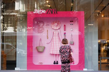 Escaparate de una tienda Zara con la colección de Barbie.