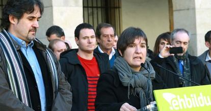 Maribi Ugarteburu interviene en el acto de EH BIldu en Gernika, junto a Pello Urizar.