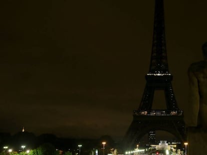 Las luces de la Torre Eiffel se apagaron anoche en señal de duelo por Barcelona