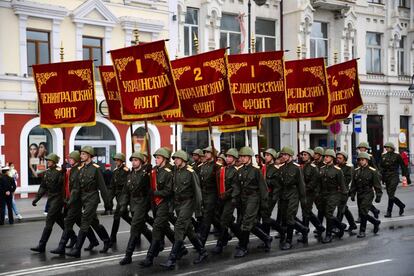 Soldados con uniformes históricos desfilan en Vladivostok (Rusia).